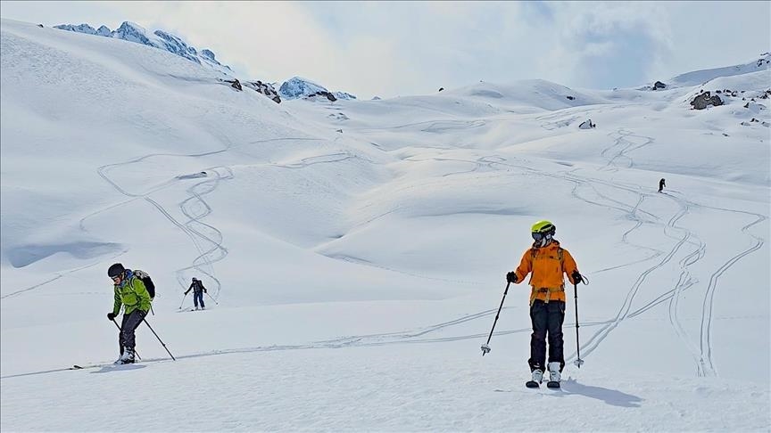ارتفاعات حکاری میزبان اسکی‌بازان داخلی و خارجی