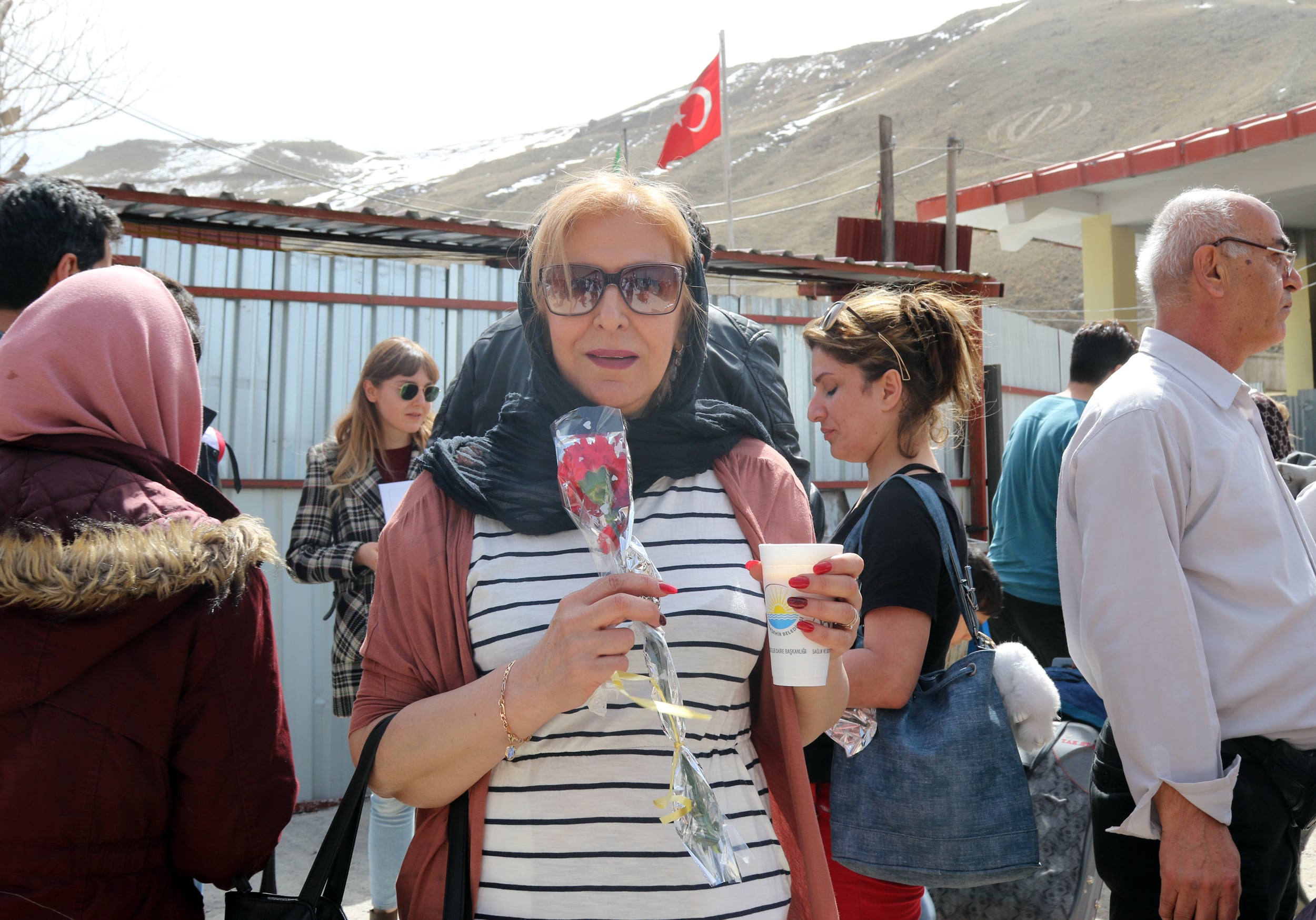 استقبال گرم از گردشگران نوروزی ایرانی در مرز وان با گل‌